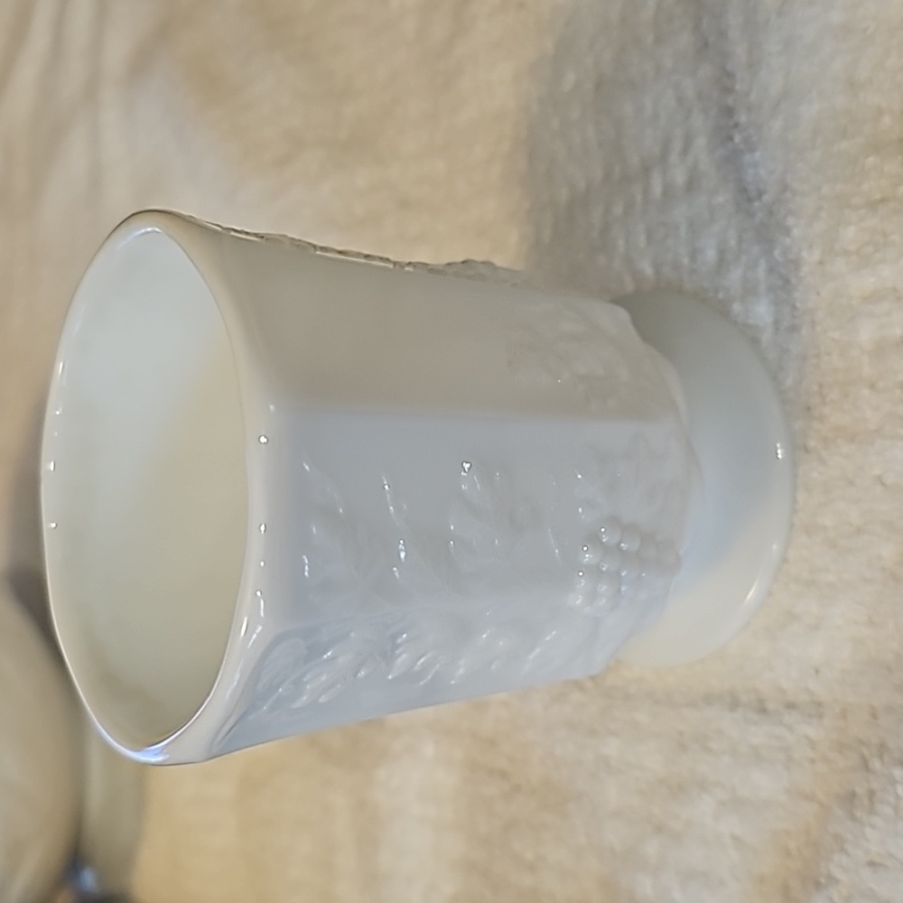 VINTAGE MILKGLASS